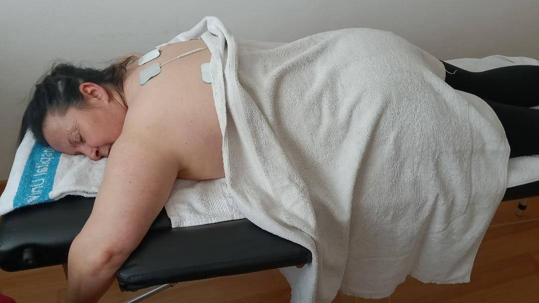 Sesión de electroterapia en la espalda