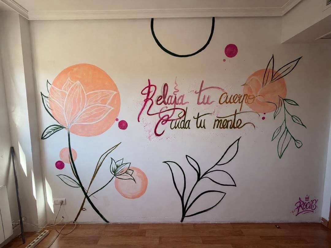 Mural de la consulta con la frase Relaja tu cuerpo, cuida tu mente